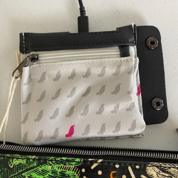 Sakroots Wristlet Artist Circle Black Wild Life Portable Power Bank NEW - Picture 8 of 10